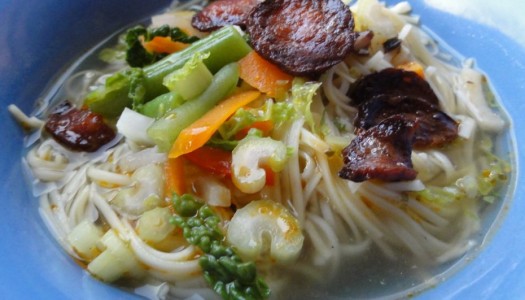 56. Chow mein z warzywnym wywarem oraz chorizo